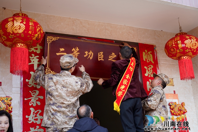 订奖牌（陈俐瑾摄）.jpg
