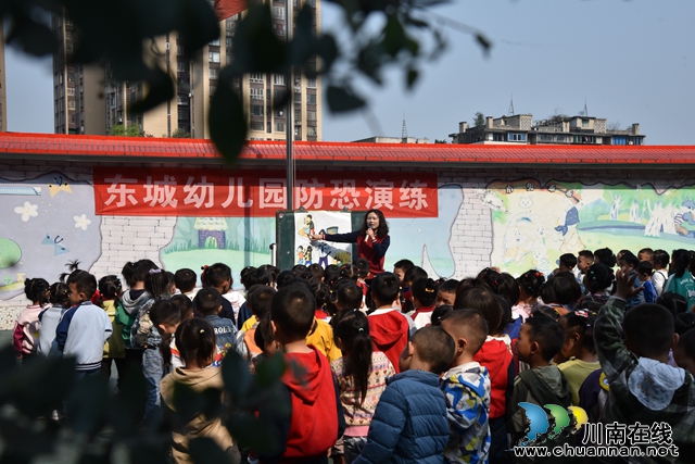 2.教师讲解反恐知识.JPG