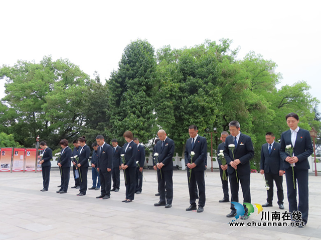 泸州市殡仪馆党支部开展清明节祭扫烈士墓主题党日活动