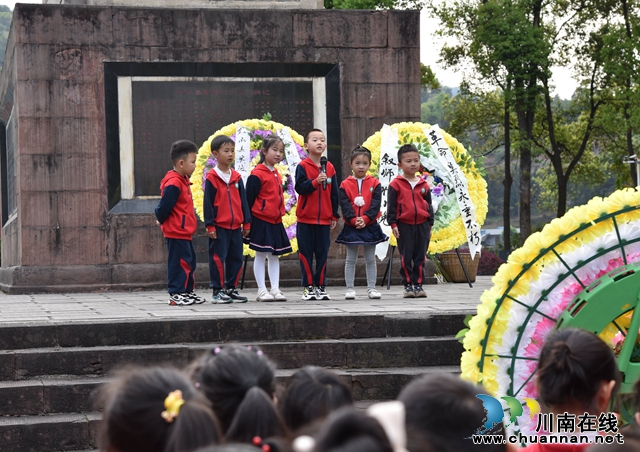 4.幼儿代表讲述革命烈士的故事.JPG