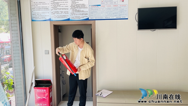 江阳区华阳街道瓦窑坝社区开展“九小场所”安全检查