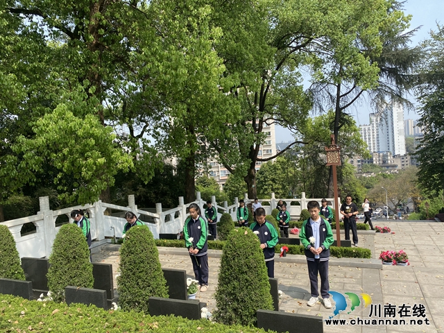 敬献鲜花（鲁玉彩摄）.jpg