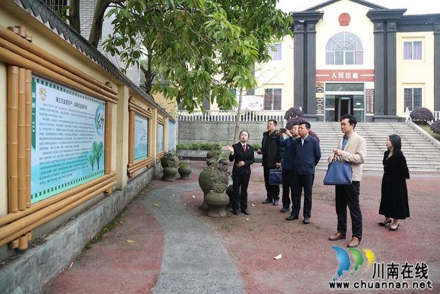 参观文化小院.JPG