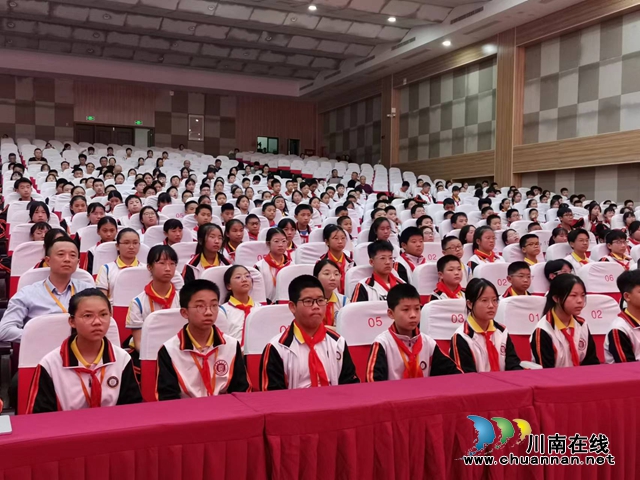 泸县梁才学校师生认真听红色故事.jpg