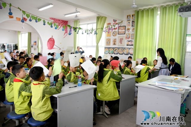 学生在上美术课.jpg