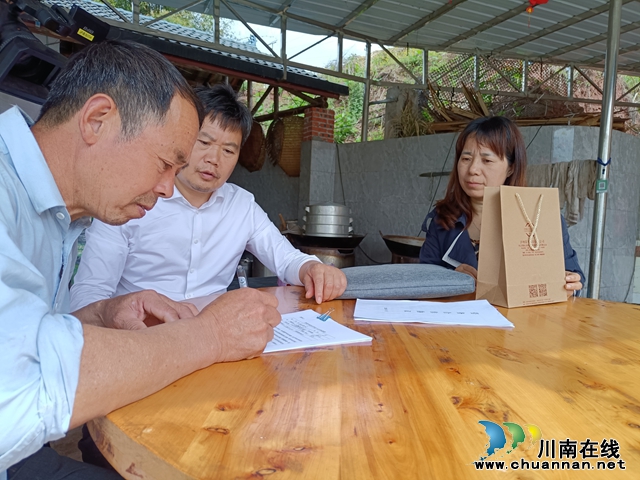 泸州丰睿达劳务专合社理事长、四川省首批金牌劳务经纪人张德银（左二）入户摸排劳动力信息动员加入专合社.jpg