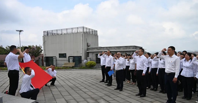缅怀革命先烈 赓续红色血脉|泸县建校开展主题党日活动(图4) 4.jpg