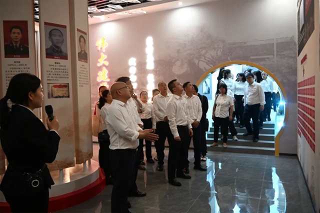 缅怀革命先烈 赓续红色血脉|泸县建校开展主题党日活动(图5) 5.jpg