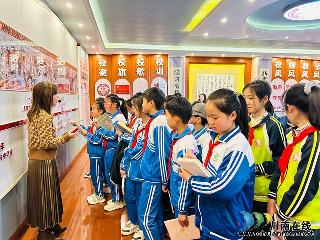 孩子们认真做笔记.JPG