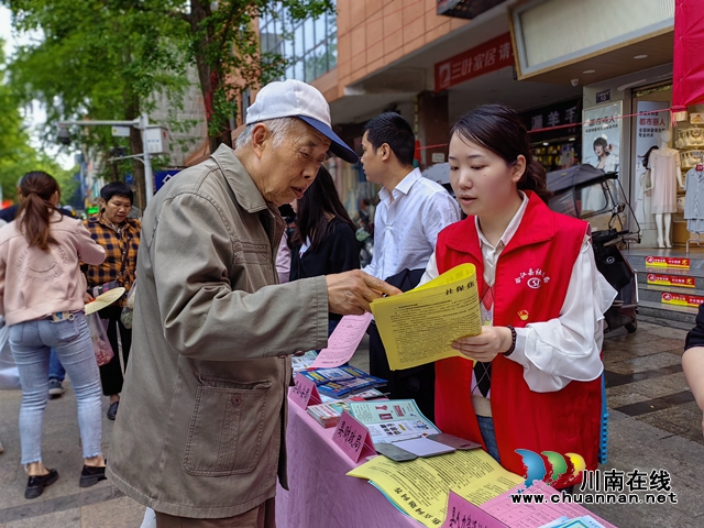 合江县人社局：社保政策进社区 服务宣讲零距离
