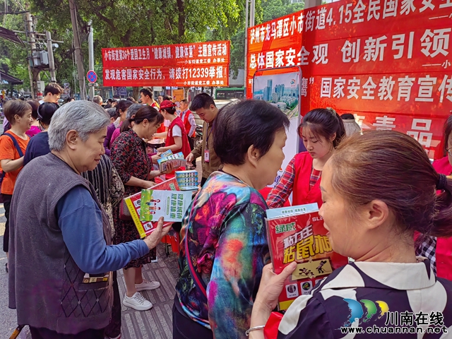 龙马潭区小市街道杜家街社区开展第36个爱国卫生月宣传活动
