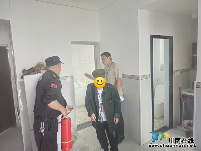 龙马潭区鱼塘街道：居民厨房起火，安全员“秒反应”施救