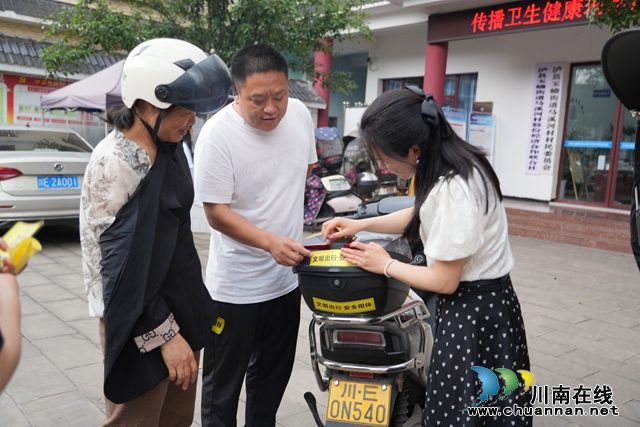 泸县玉蟾街道联合县交警大队开展道路交通安全宣传进农村活动