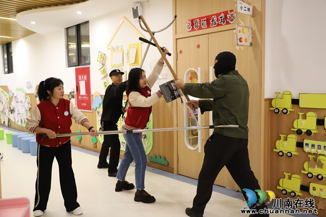 叙永云湖幼儿园开展“防范在先·警惕在前”反恐防暴安全演练