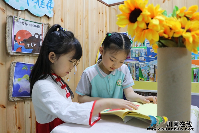 幼儿一起看图书（陈聪蓉0.JPG