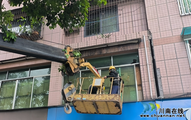 泸县：强化户外广告整治 筑牢消防安全“底线” (2).jpg