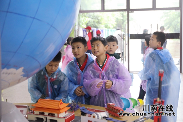 学生在学校科技馆观看科技作品 (1).JPG