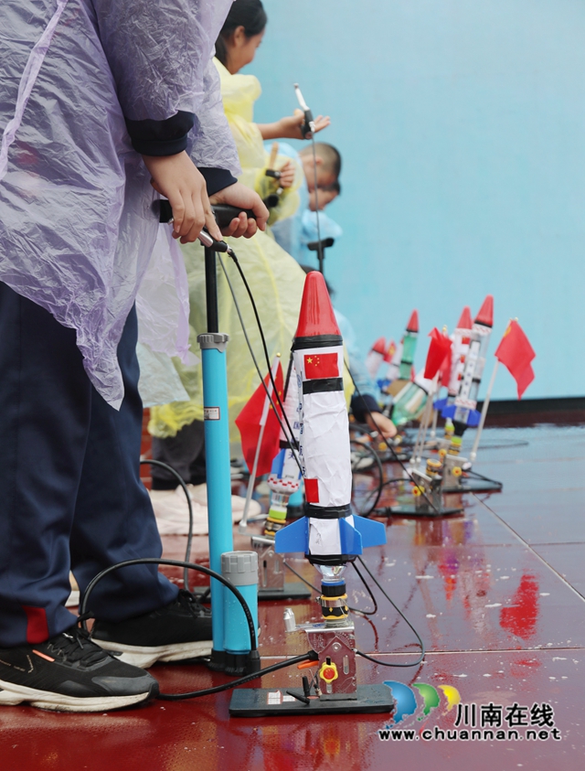 “发射水火箭”环节展示.JPG