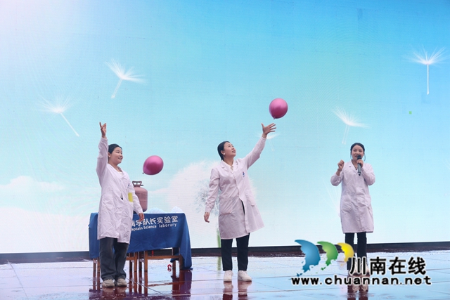 科学秀节目“神奇超轻氦气”.JPG
