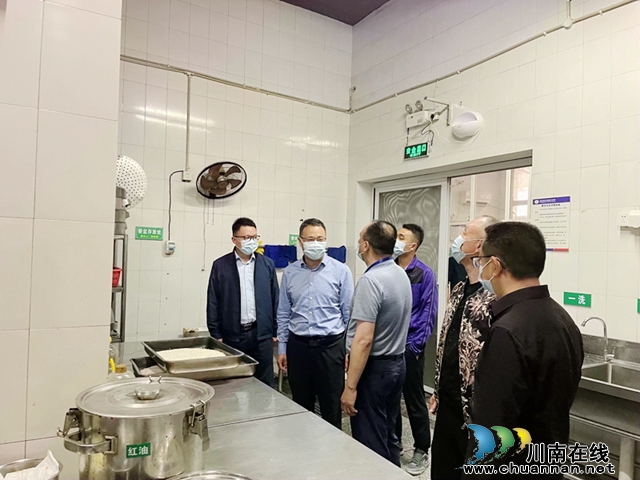 泸县县委副书记吕先深入泸县六中，督查食品安全工作