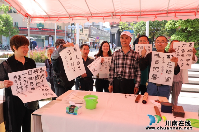 泸县玉蟾街道开展“情暖龙城·酒城金秋送医疗送文化进社区”主题活动