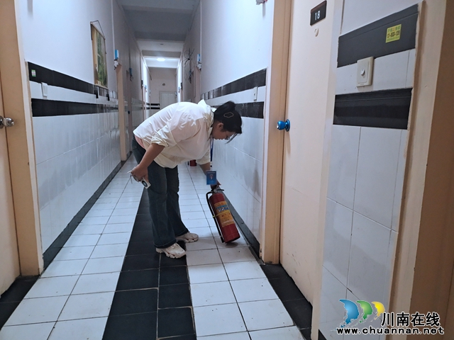 龙马潭区小市街道回龙湾社区：强化“九小场所”检查，构筑平安社区防线