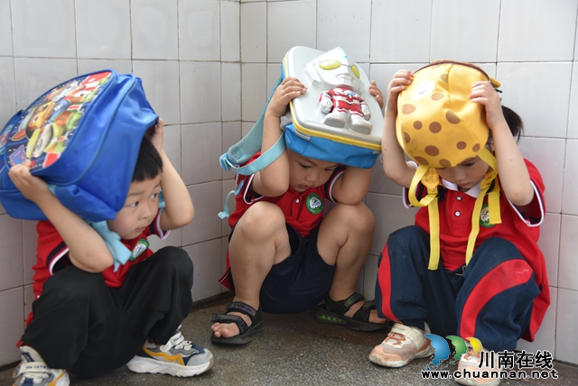 叙永东城幼儿园开展防震减灾应急疏散演练活动