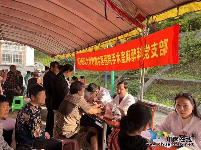 泸县玉蟾街道联合西南医大中医院开展医疗帮扶义诊活动