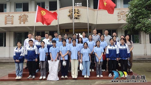 党建引领 团青携手｜泸县云龙镇上坪学校开展社区环保志愿服务活动