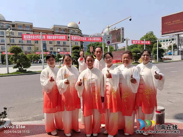 队员们表演后留影.jpg