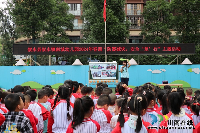 教师讲解避震方法（陈聪蓉）.JPG