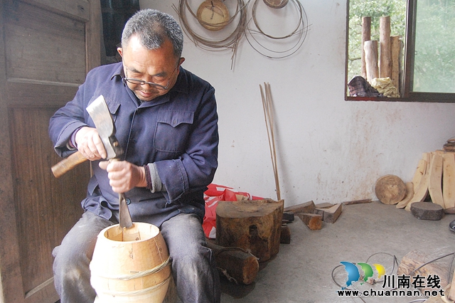 泸州纳溪 六旬老艺人李小青 50年坚守传承牛皮鼓(图3) 图2:打磨鼓腔.jpg