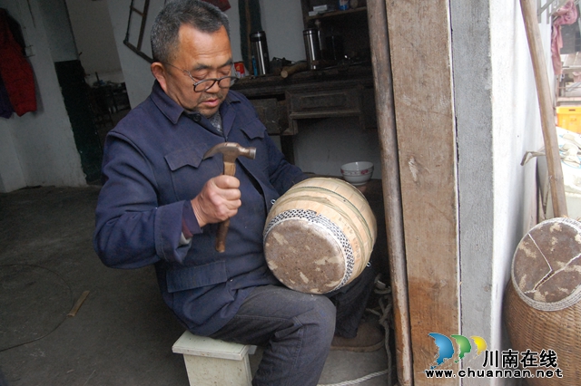 泸州纳溪 六旬老艺人李小青 50年坚守传承牛皮鼓(图2) 图5:打磨鼓面.jpg