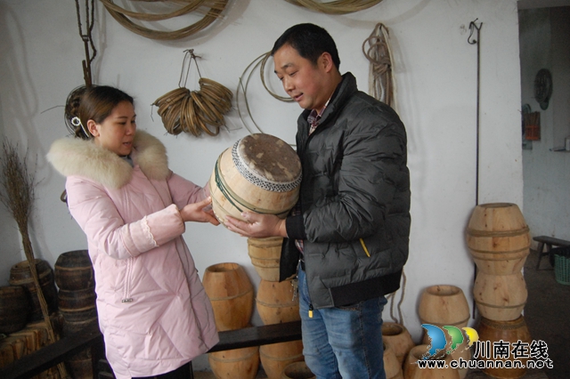 泸州纳溪 六旬老艺人李小青 50年坚守传承牛皮鼓(图4) 图6:客人上门选鼓.jpg