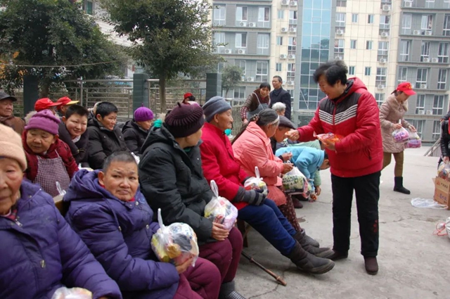 她是四川省第一位“南丁格尔”奖章获得者,85岁仍在工作!她还有个小心愿……(图10) 10.jpg