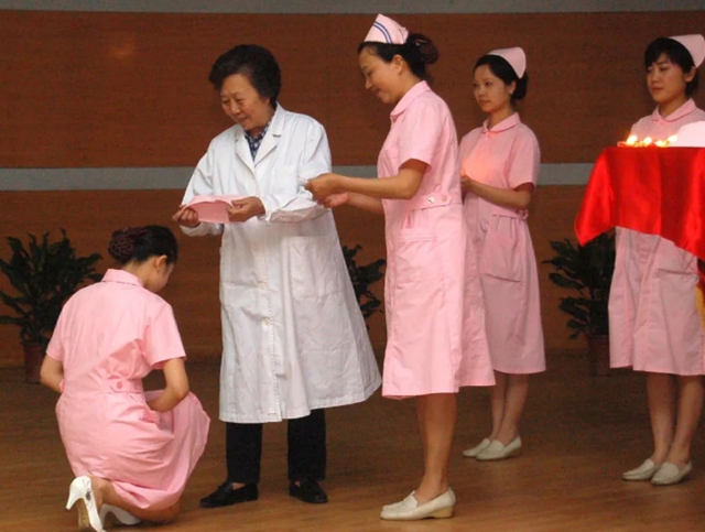 她是四川省第一位“南丁格尔”奖章获得者,85岁仍在工作!她还有个小心愿……(图8) 8.jpg