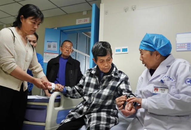 她是四川省第一位“南丁格尔”奖章获得者,85岁仍在工作!她还有个小心愿……(图16) 16.jpg
