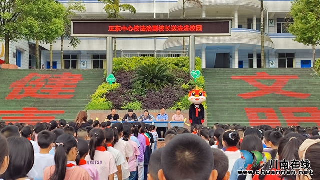 法治副校长送法进校园.jpg