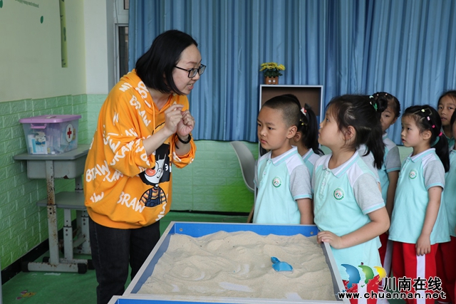 幼儿听老师讲解（陈聪蓉）.JPG