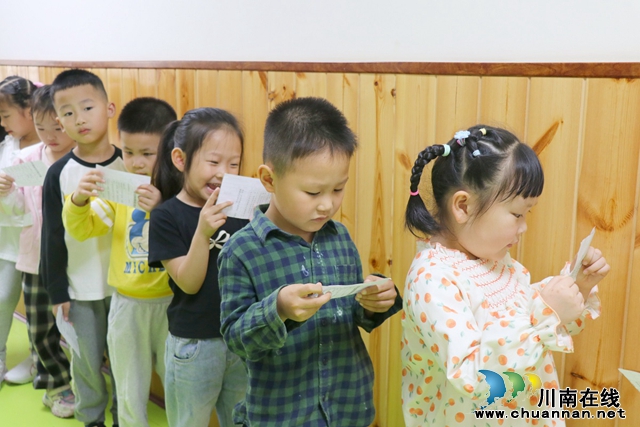 幼儿排队等候（陈聪蓉）.JPG