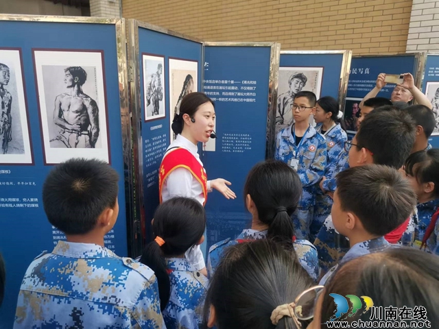流动陈列馆讲解员正在为参观学生讲解1.jpg