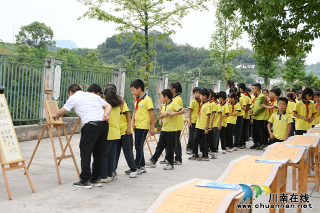 学生参观书法展.jpg