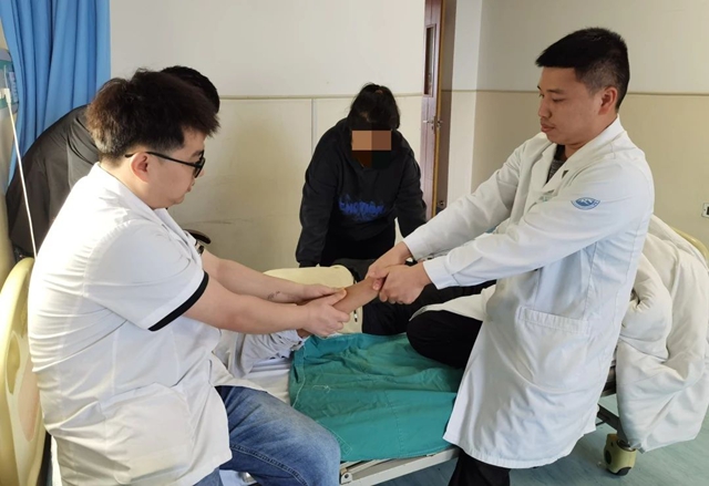 泸州小伙路边摘枇杷，从4米高的树上摔下......