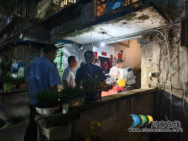 理清消防风险,除清安全隐患|泸县天兴镇开展电动自行车夜查行动(图3) 微信图片_20240524111105.jpg