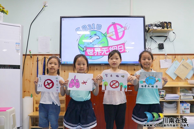 幼儿展示绘画作品（陈聪蓉）.JPG