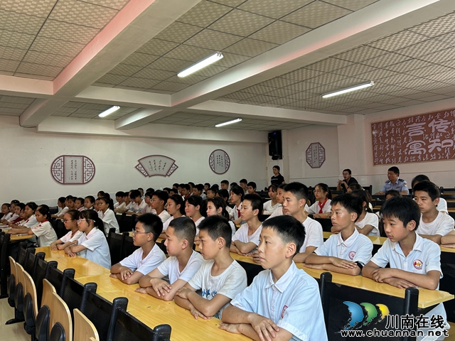 同学认真听讲.jpg