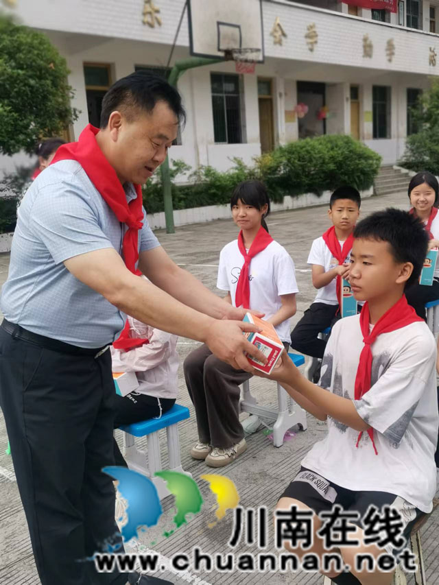 向学生发送节日礼品.jpg