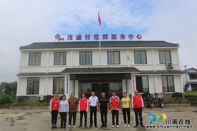 福欣公益志愿者与村干部合影（曾佐然摄）.JPG