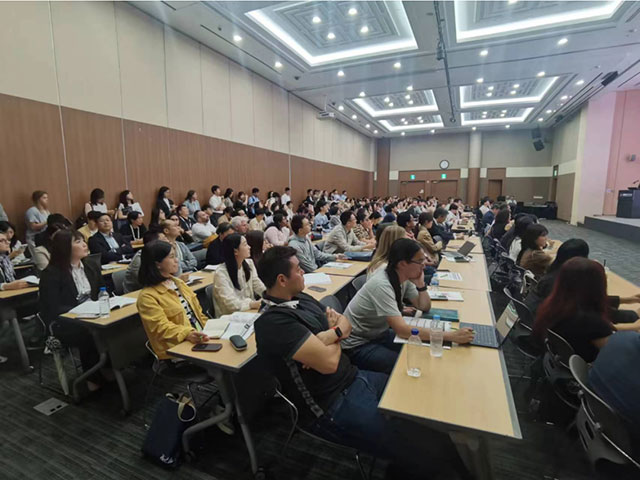 西南医科大学附属医院骨科与运动医学中心李漱阳在世界生物材料大会上做口头报告
