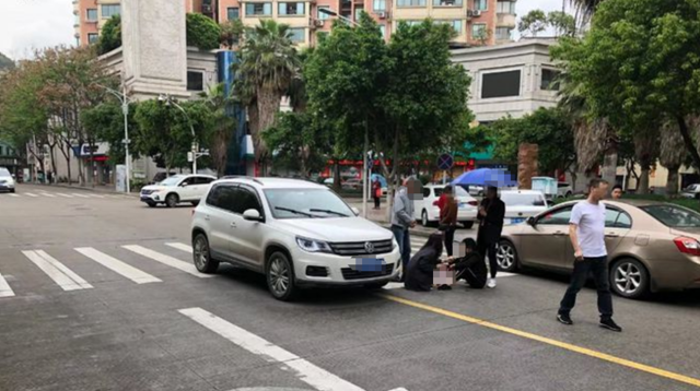 【关注】马路飞车，泸州嬢嬢被撞惨……